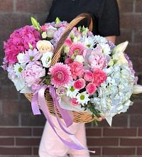 Композиция солнечный день в Шуе Цветочная композиция из Розы, Хризантемы, Пионы и Лизиантусы в корзине в Шуе